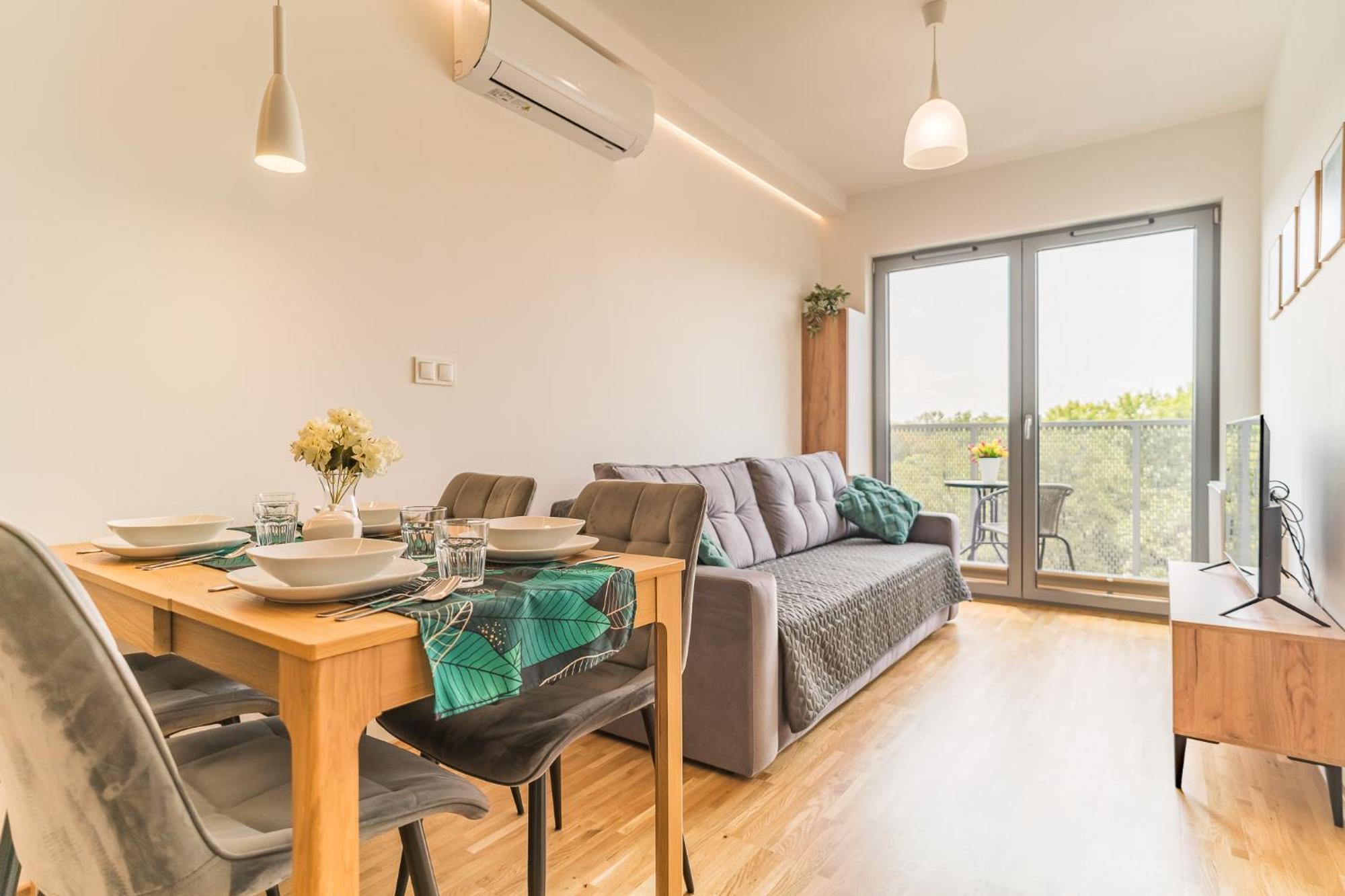 Apartment Old Town - Bus&tram Stops Nearby, Balcony - By Rentujemy Krakow