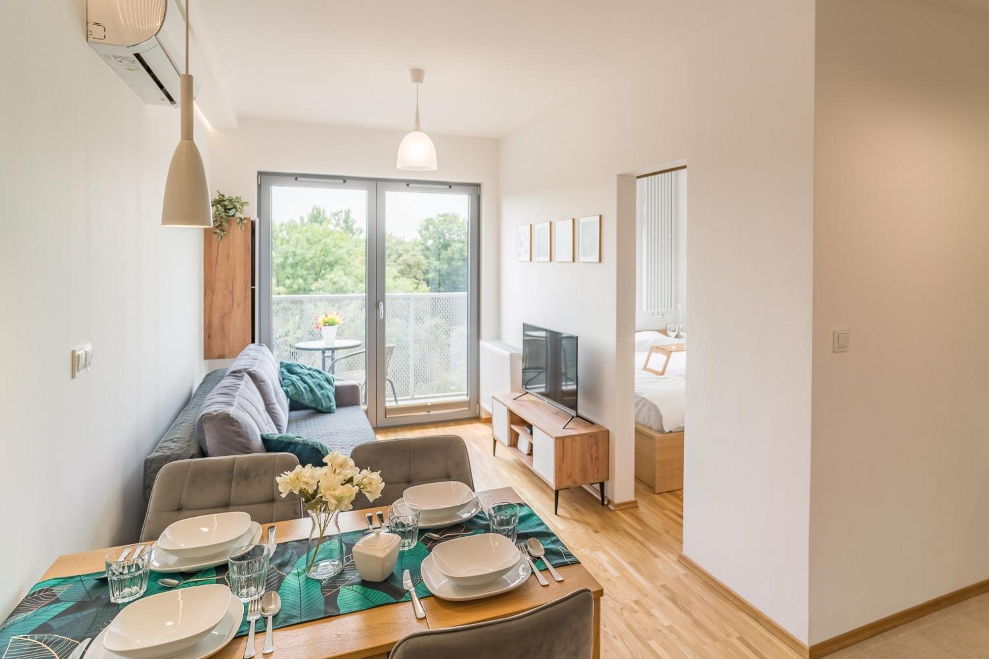 Apartament Old Town - Bus&tram Stops Nearby, Balcony - By Rentujemy